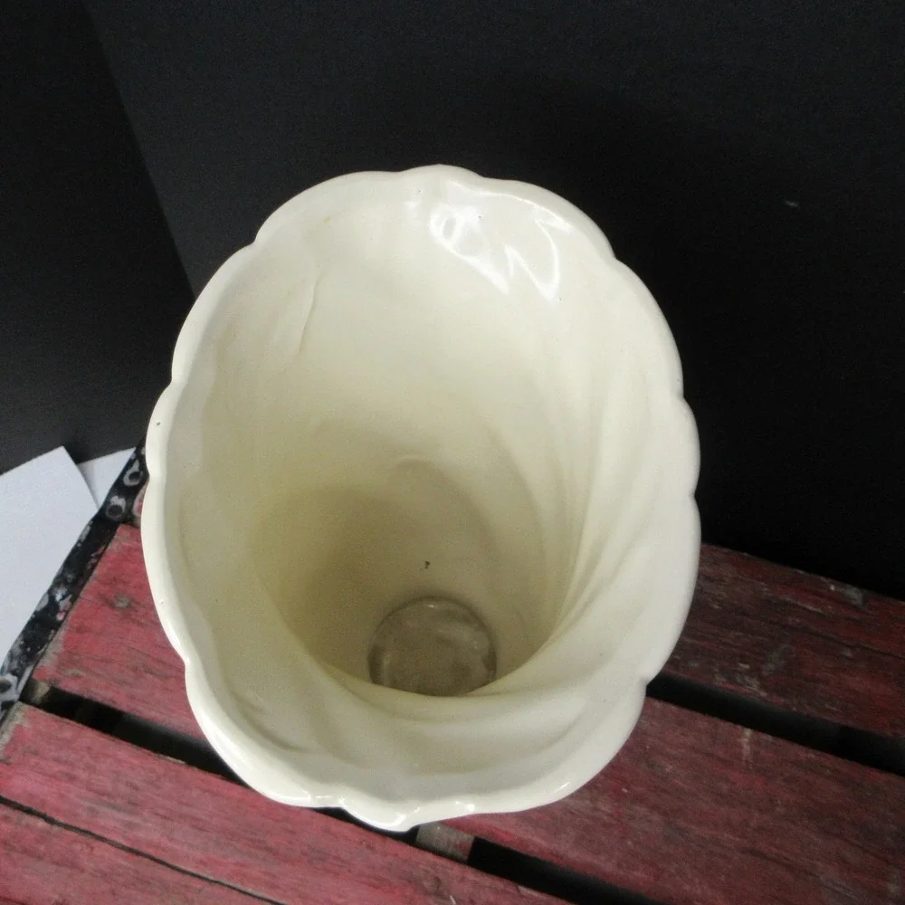 Vintage MCM Cream Ceramic Swirl Ribbed Scalloped Vase Pedestal Base Made in USA